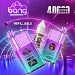 「Bang Disposable」というラベルが付いた「Grape Ice」フレーバーのカラフルな vape デバイスをフィーチャーしたグラフィック。「詰め替え可能」と「40,000 パフ」が強調され、鮮やかな紫と青の背景に、vape ジュースのボトルが並んでいます。