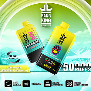 Reklama jednorazowego waporyzatora Bang King Dual Flavor z takimi smakami, jak lód jagodowy, brzoskwinia, mango i arbuz, pojemnością 50 000 zaciągnięć, wyświetlaczem cyfrowym, grzałką siateczkową i regulowanym przepływem powietrza, na tle żywego, lodowatego górskiego tła.