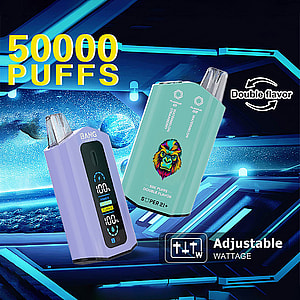 デジタル ディスプレイを備えたカラフルな使い捨て vape デバイス 2 つ。50,000 回の吸引、2 倍のフレーバー、調整可能なワット数などのラベルが付いており、未来的な青い背景に太字のテキストで強調表示されています。