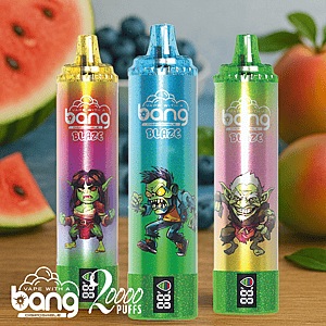 漫画のモンスターキャラクターをあしらったカラフルな Bang Blaze 使い捨てベイプ 3 個。スライスしたスイカ、ブルーベリー、桃の間に配置され、角にロゴと「20000 パフ」の文字が入っています。