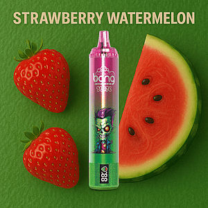 Een vape-pen met een cartoonzombie-ontwerp wordt tussen twee aardbeien en een schijfje watermeloen geplaatst op een groene achtergrond, met daarboven de tekst 'STRAWBERRY WATERMELON'.