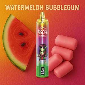 Een vape-pen met het label "Bang Blaze" met een kleurrijke illustratie, afgebeeld naast een schijfje watermeloen en verschillende roze stukjes kauwgom op een roze en gele achtergrond met de tekst "WATERMELON BUBBLEGUM".