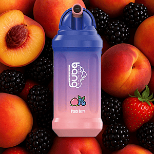 Fioletowo-różowa butelka na wodę z napisem „Peach Berry” umieszczona jest na tle świeżych brzoskwiń, jeżyn i truskawek.