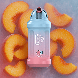 Jednorazowe urządzenie do waporyzacji o smaku Peach Ice umieszczone na pokrojonych brzoskwiniach na mroźnym tle.