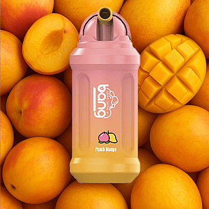 Urządzenie do waporyzacji o smaku brzoskwiniowo-mango oznaczone jako „Bang” umieszczono na tle świeżych brzoskwiń i mango, w tym przekrojonego na pół mango i pokrojonej brzoskwini.