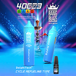 Werbebild für Bang Blaze Shisha Blueberry Ice mit zwei blauen Vape-Geräten mit der Aufschrift „Cycle Refueling Type“ und „40.000 Puffs“, einer E-Liquid-Flasche und einer traditionellen Wasserpfeife vor einem leuchtend blauen Hintergrund mit leuchtenden Lichteffekten.