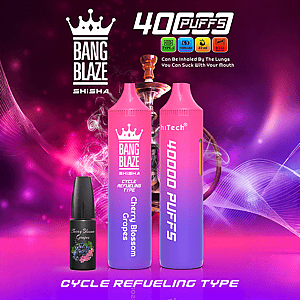 Produktwerbung für Bang Blaze Shisha mit Kirschblütentraubengeschmack, mit zwei rosa und violetten Vape-Geräten mit der Aufschrift „4000 PUFFS“ und einer kleinen Nachfüllflasche vor einem leuchtend violetten Hintergrund mit Wasserpfeifen- und Rauchgrafiken.