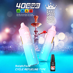 Werbebild für Bang Blaze Shisha Peach Ice mit zwei Vape-Geräten in Farbverlaufsfarben mit der Aufschrift „40.000 Züge“ sowie einer Wasserpfeife und einer Nachfüllflasche vor einem leuchtend blauen Hintergrund mit Bokeh-Lichtern.