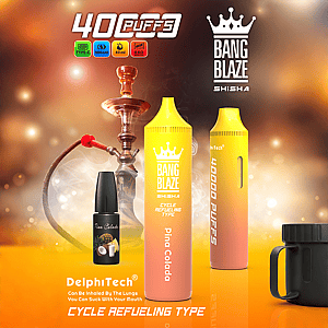 Werbebild für Bang Blaze Shisha mit einem gelb-orangenen Vape-Gerät mit der Aufschrift „Pina Colada“, einer Wasserpfeife, einer Flasche E-Liquid, Symbolen für 40.000 Züge und Produktmerkmale sowie dem Slogan „Cycle Refueling Type“.