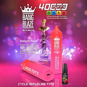 Werbebild für Bang Blaze Shisha, das ein rosafarbenes Einweg-Vaping-Gerät mit der Aufschrift „40.000 Züge“ und „Erdbeer-Wassermelone“, eine kleine Flasche E-Liquid und eine traditionelle Wasserpfeife vor einem leuchtend lila-rosa Hintergrund mit aufgeführten Produktspezifikationen zeigt.