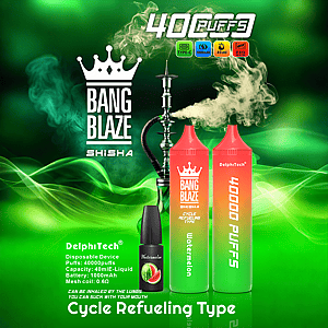 Werbung für die elektronische Shisha-E-Zigarette Bang Blaze. Zu sehen sind zwei große rot-orangefarbene E-Zigarette-Geräte mit Wassermelonengeschmack und der Aufschrift „40.000 Züge“, eine Wasserpfeife mit Rauch und eine kleine Flasche E-Liquid, alles vor einem leuchtend grünen, rauchigen Hintergrund mit Produktdetails und Markenzeichen.