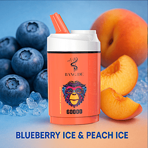 Primer plano de un dispositivo de vapeo naranja y blanco etiquetado 'BANG DE' con sabor 'Blueberry Ice & Peach Ice', rodeado de arándanos frescos, rodajas de durazno y cubitos de hielo sobre un fondo azul.