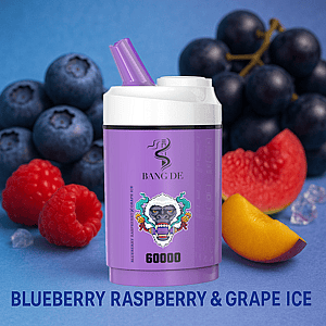 Un dispositivo de vapeo de color violeta con la etiqueta 'BANG DE' y imágenes de frutas que incluyen arándanos, frambuesas, uvas y una rodaja de durazno a su alrededor, lo que indica el sabor a arándano, frambuesa y helado de uva.