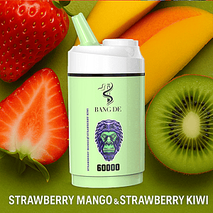 Un dispositivo de vapeo Bang De con un cuerpo verde y una parte superior blanca está rodeado de fresas frescas, rodajas de kiwi y rodajas de mango, con un texto que dice 'Fresa Mango y Fresa Kiwi' en la parte inferior.