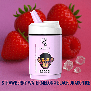 Un dispositivo de vapeo de color rosa denominado 'Bang De' y que presenta una cara de mono estilizada, colocada delante de fresas, frambuesas y cubitos de hielo sobre un fondo rosa, con el sabor 'Strawberry Watermelon & Black Dragon Ice' mostrado debajo.