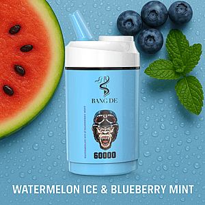Dispositivo de vapeo electrónico azul con la etiqueta 'Bang De 60000' rodeado de una rodaja de sandía, arándanos frescos y hojas de menta sobre un fondo de gotas de agua, con el texto 'Watermelon Ice & Blueberry Mint'.