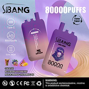SBANG Bang Leader ベイプデバイスの広告。紫のグラデーションデバイス 2 つ、フレーバー オプション (コーラ アイス、ブルーベリー ラズベリー、ピーチ マンゴー ウォーターメロン)、Type-C 充電を示すアイコン、80,000 パフ、デュアル メッシュ、ニコチン警告ラベルが掲載されています。
