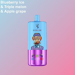 Dispositivo de vapeo desechable azul y morado con un mono de dibujos animados que usa auriculares, etiquetado 'Bang De Blueberry Ice' y texto blanco que enumera sabores sobre un fondo degradado pastel.