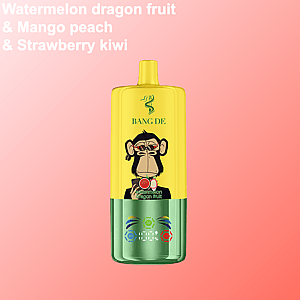 Dispositivo de vapeo amarillo y verde con un mono de dibujos animados sosteniendo fruta, etiquetado 'BANG DE', sobre un fondo degradado rosa con texto que enumera los sabores: sandía y fruta del dragón, mango y durazno y fresa y kiwi.