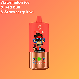 Un dispositivo de vapeo rojo y dorado con un mono de dibujos animados con gafas de sol y una diadema, con la etiqueta 'Hielo de sandía' sobre un fondo degradado naranja con texto que enumera sabores: hielo de sandía, Red Bull, kiwi de fresa.