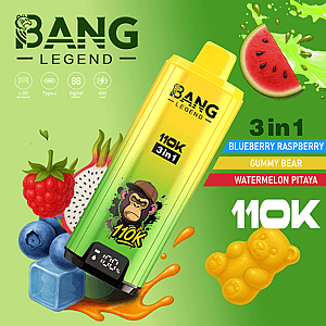 Een felgroene gradiëntadvertentie met een gekantelde gele Bang -legende -energiedrankfles met een cartoonaap, omringd door kleurrijke fruit en spatten, en een 3in1 smaakopstelling: bosbessenschuim, gummybeer en watermeloen pitaya.