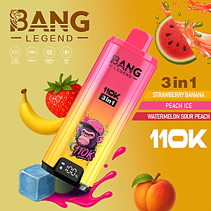 Een roze-naar-gele gradiënt Bang Legend 3in1 vape fles diagonaal gekanteld, met een cartoongorilla en een 110k label, met smaaknamen aardbeienbanaan, perzikijs en watermeloenzure perzik, omringd door fruitafbeeldingen (banaan, aardbei, perzik, watermeloen) en een blauwe ijskubus op een gouden achtergrond.