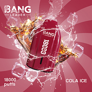 Un appareil de vape Bang Leader rouge étiqueté Cola Ice est présenté au milieu d'éclaboussures de liquide et de blocs de glace sur un fond en spirale rose.