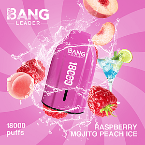 Appareil de vape jetable Pink Bang Leader entouré d'éclaboussures d'eau avec des framboises, des pêches et un quartier de citron vert dans un verre à cocktail, annonçant la saveur Raspberry Mojito Peach Ice et 18 000 bouffées.