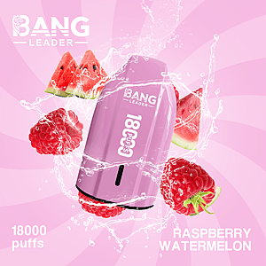 Un appareil de vape Bang Leader violet avec ' 18 000 bouffées ' et une saveur framboise et pastèque se trouve au milieu des éclaboussures d'eau, entouré de framboises et de tranches de pastèque sur un fond tourbillonnant rose.