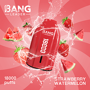 Canette Red Bang Energy à la saveur fraise et pastèque présentée à mi-éclaboussure, entourée de tranches de pastèque et de fraise sur un fond tourbillonnant rose.
