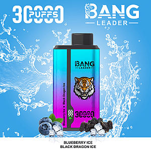 Un dispositivo de vapeo Bang Leader con una etiqueta degradada de azul a violeta que presenta un emblema de tigre y sabor Blueberry Ice Black Dragon Ice, sobre un fondo azul brillante con cubitos de hielo y bayas y el texto 30,000 inhalaciones en la esquina.