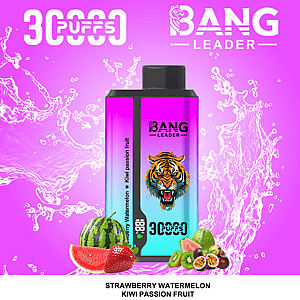 Un dispositivo de vapeo Bang Leader con un cuerpo degradado de púrpura a azul y una boquilla negra, con un gráfico de tigre en la etiqueta, sobre un fondo rosa brillante con gráficos llamativos y rodeado de sandía y kiwi, con el texto de sabor Fresa, Sandía, Kiwi, Maracuyá en la parte inferior.