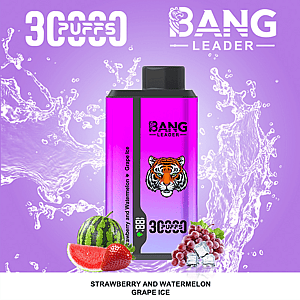 La botella de vapeo Purple Bang Leader con un emblema de tigre y una tapa negra se asienta sobre un fondo morado, flanqueada por rodajas de sandía y uvas, con la etiqueta Strawberry and Watermelon Grape Ice y una nota de '30,000 caladas' en la parte superior.