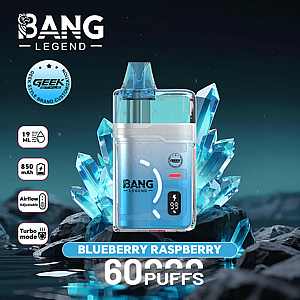 De compacte blauwe Bang Legend-podvape met een transparante tank bevindt zich tussen blauwe kristalscherven tegen een donkere blauwgroen achtergrond; .