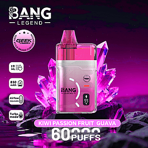 Pink Bang Legend wegwerpvape met een transparant roze lichaam, weergegeven tussen paarse kristallen, gelabeld Kiwi Passion Fruit Guava en 60 trekjes, met pictogrammen voor 19 ml e-vloeistof, 850 mAh batterij, instelbare luchtstroom en turbomodus.