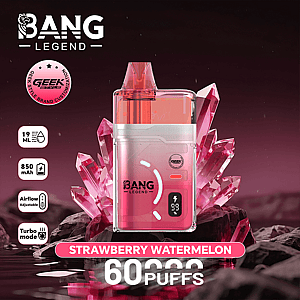 Pink Bang Legend wegwerpvape-pod met aardbei-watermeloensmaak, weergegeven tegen een roze kristallen achtergrond, met de nadruk op 60 trekjes, 850 mAh-batterij, 19 ml-capaciteit, instelbare luchtstroom en turbomodus.