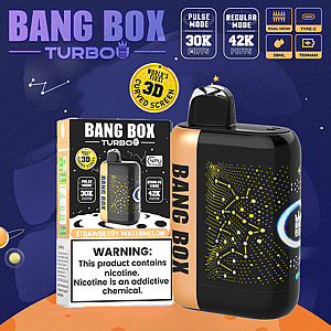Bang Box Turbo wegwerpvape met aardbei-watermeloensmaak, afgebeeld met doos; 30K/42K trekjes, dual mesh, USB-C, 28ml.