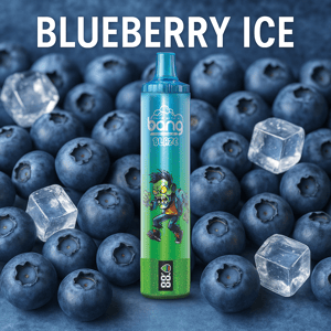 Un appareil de vapotage jetable étiqueté ' Bang Blaze ' avec un personnage de dessin animé, debout parmi des myrtilles fraîches et des glaçons, avec le texte ' Blueberry Ice ' au-dessus.