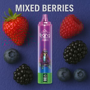 Stylo vape coloré avec un art de style graffiti entouré de fraises fraîches, de framboises, de mûres et de myrtilles sur fond bleu, avec les mots ' BAIES MIXTES ' ci-dessus.