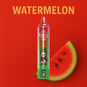 Un stylo vape coloré avec un personnage de dessin animé intitulé ' Bang Blaze ' se tient debout à côté d'une tranche de pastèque juteuse sur un fond texturé rouge avec le mot ' Pastèque ' en lettres jaunes grasses au-dessus.