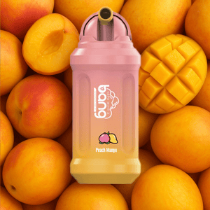 Vape o smaku brzoskwiniowo-mango, oznaczony jako 'Bang', umieszczony jest na tle świeżych brzoskwiń i mango, w tym przekrojonego na pół mango i pokrojonej brzoskwini.