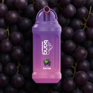 Fioletowo-różowa butelka na wodę z napisem 'bong Royal Grape' z grafiką winogron, umieszczoną na tle świeżych, ciemnych winogron.