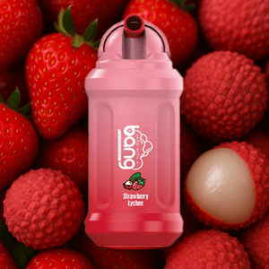 Różowy pojemnik na napoje z etykietą 'Strawberry Lychee' z ilustracjami przedstawiającymi truskawkę i liczi na tle świeżych truskawek i liczi.