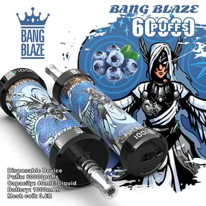 Werbebild für das Einweg-Vape-Gerät Bang Blaze mit Blaubeergeschmacksdesign, stilisiertem geflügeltem Charakter-Motiv, zwei Vape-Stiften im Vordergrund, Blaubeeren und Produktspezifikationen, darunter 60.000 Züge, 40 ml E-Liquid-Kapazität, 1000-mAh-Akku und 0.6Ω-Mesh-Spule.