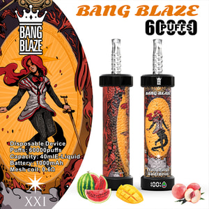 Die Verpackung des Einweg-Vape-Geräts von Bang Blaze zeigt eine rothaarige, tätowierte Kriegerin mit einem Schwert, zwei farbenfrohe Vape-Geräte mit demselben Charakter und Bilder von Wassermelone, Mango und Pfirsichfrüchten, die den Geschmack repräsentieren.
