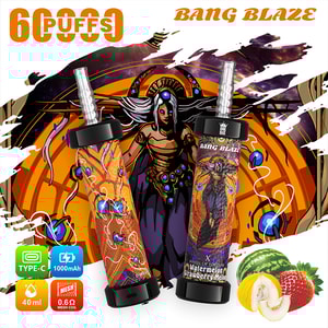 Bunte E-Zigaretten mit der Aufschrift 'Bang Blaze' und Fantasy-Motiven vor dem illustrierten Hintergrund einer mystischen Frau. ;-Symbole weisen auf Funktionen wie 6.000 Züge, Typ-C-Aufladung, 1.000-mAh-Akku, 40-ml-Kapazität, Mesh-Spule sowie die Geschmacksrichtungen Wassermelone, Erdbeere und Melone hin.