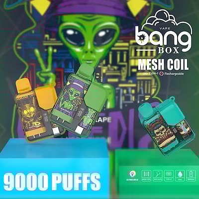 Farbenfrohe Vape-Verpackung mit drei Vape-Geräten mit grafischen Designs, darunter ein Außerirdischer und lebendige Cartoon-Figuren, sowie Text mit der Hervorhebung von 'Bang Box', 'Mesh Coil', 'Rechargeable Type-C' und '9000 Puffs'.
