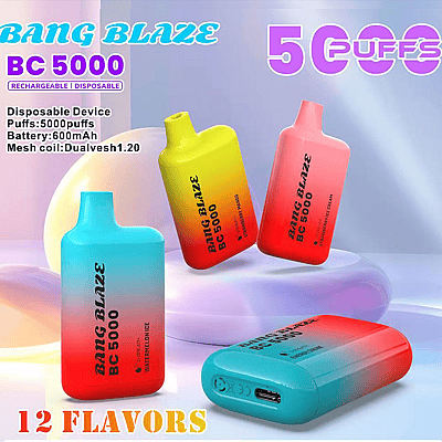 Colorati dispositivi di vaporizzazione usa e getta Bang Blazé BC 5000 in tonalità sfumate dal blu al rosa e dal giallo all'arancio, disposti attorno a una custodia di ricarica USB-C verde acqua con l'etichetta 12 FLAVORS.