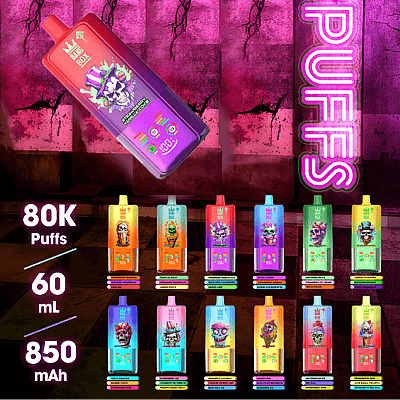 Vibrante esposizione al neon di un negozio di caraffe colorate per vaporizzatori disposte in file, con una scatola inclinata viola-rosa con un teschio e graffiti, e un'insegna verticale luminosa "PUFFS"; a sinistra mostra un grande testo bianco 80K Puffs, 60 ml, 850 mAh.