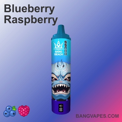 Vape pen "Bang Beach" o smaku jagodowo-malinowym, ze stylizowaną twarzą potwora i świecącym wskaźnikiem baterii. Tło ma gradient od jasnoniebieskiego do fioletowego, z ikonami jagód i malin na dole.